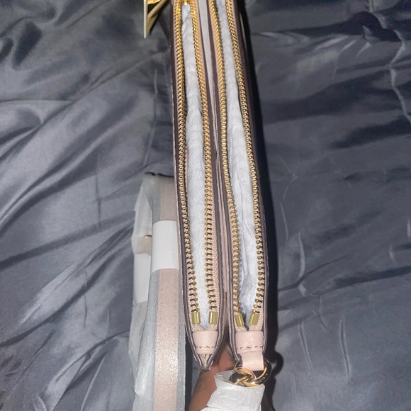 Light Pink Micheal Kor’s Purse !! - Picture 4 of 7